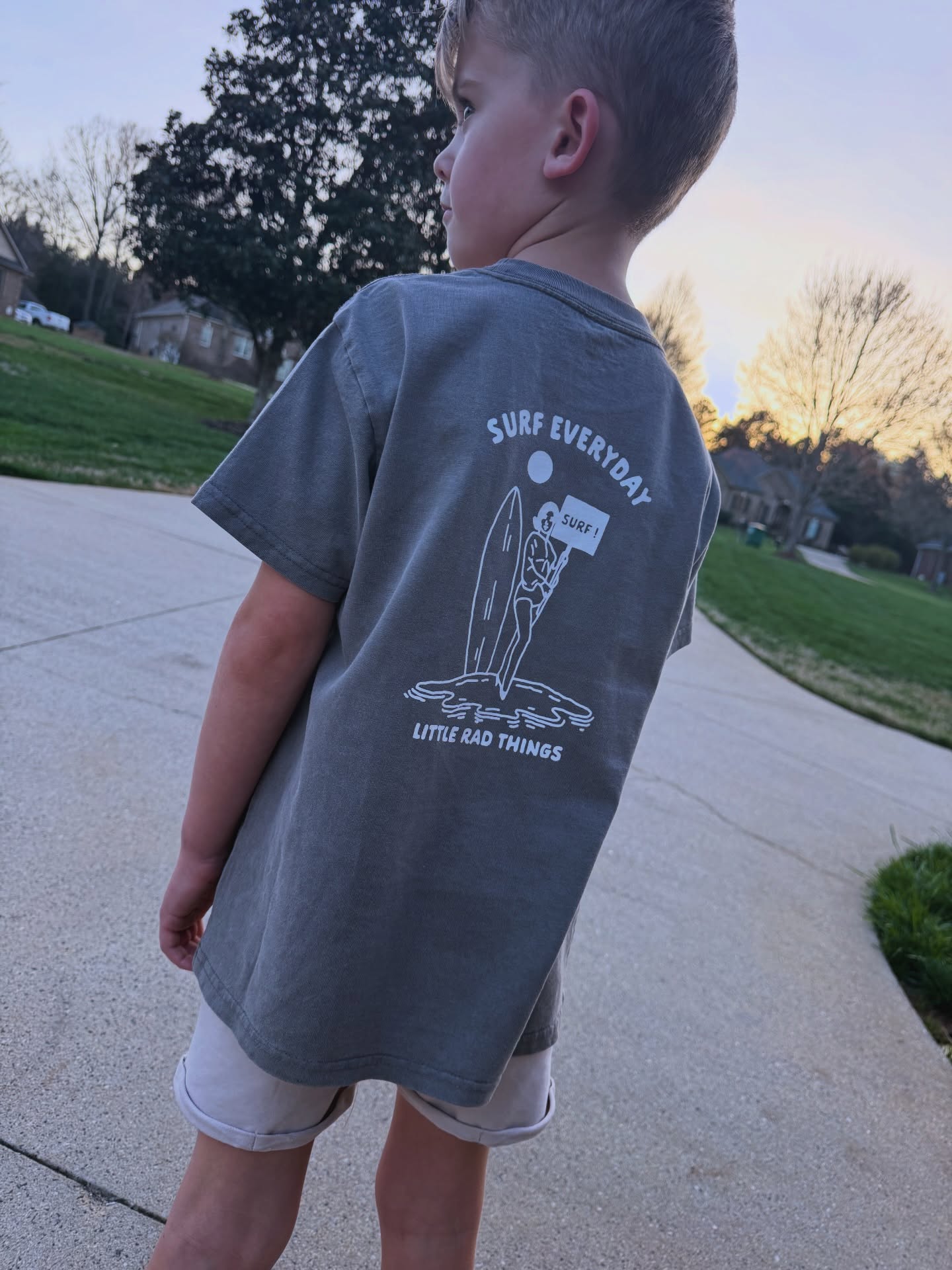 SURFS UP GIRL TEE - GRAY