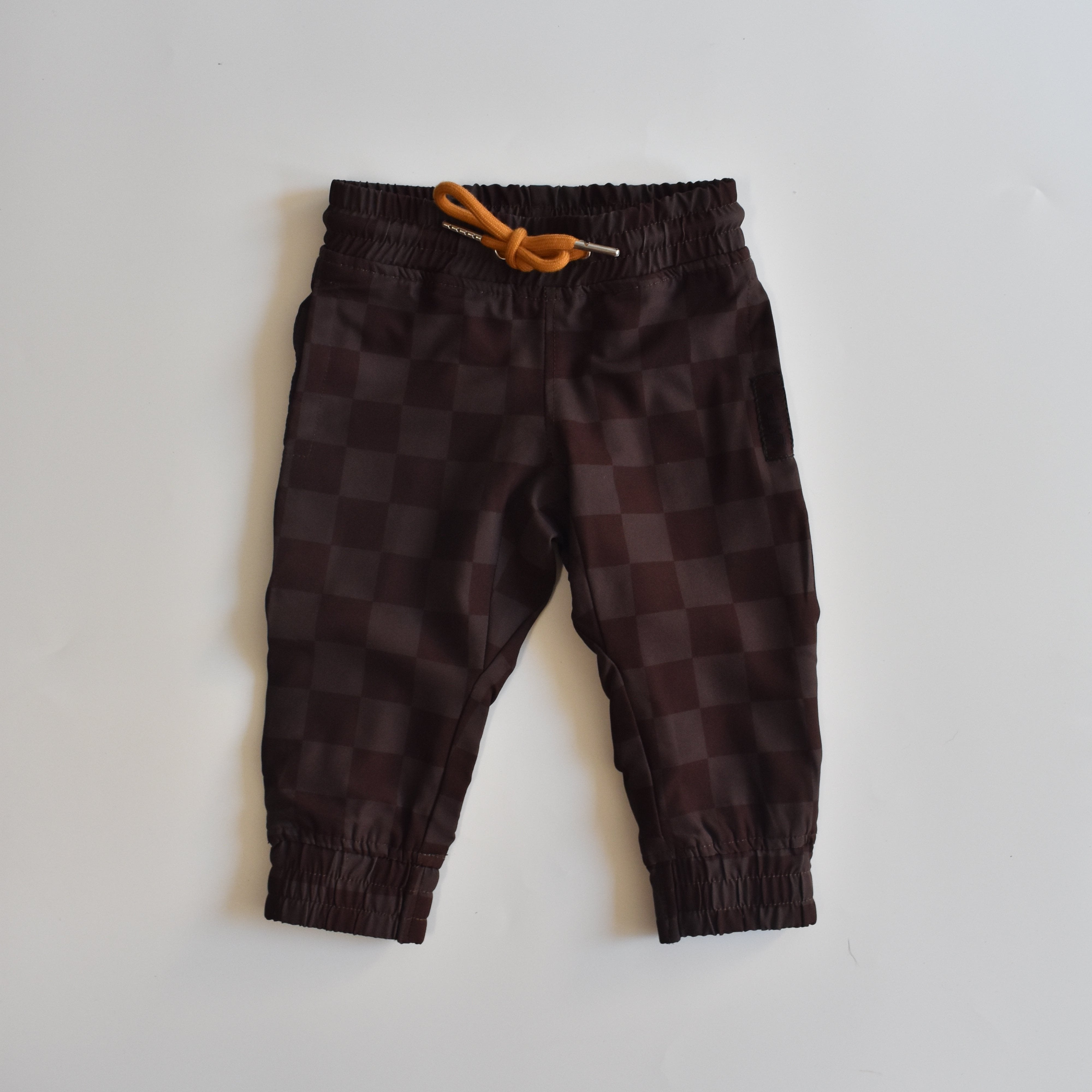 Athletic jogger in brown muted checkerboard, comfortable and durable for boys